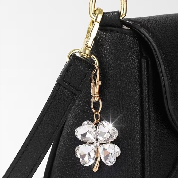 Green Crystal Clover Keychain - Picture 3 of 3